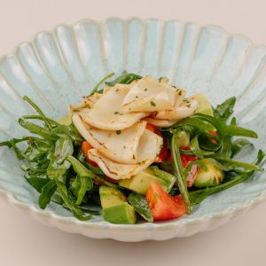 Салат с кальмаром и руколой