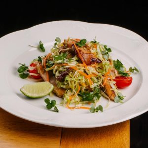 Салат с цыпленком и молодой капустой
