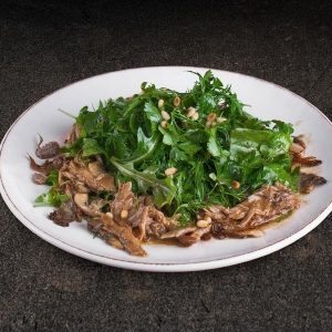 Зеленый салат с утиным конфи и вешенками